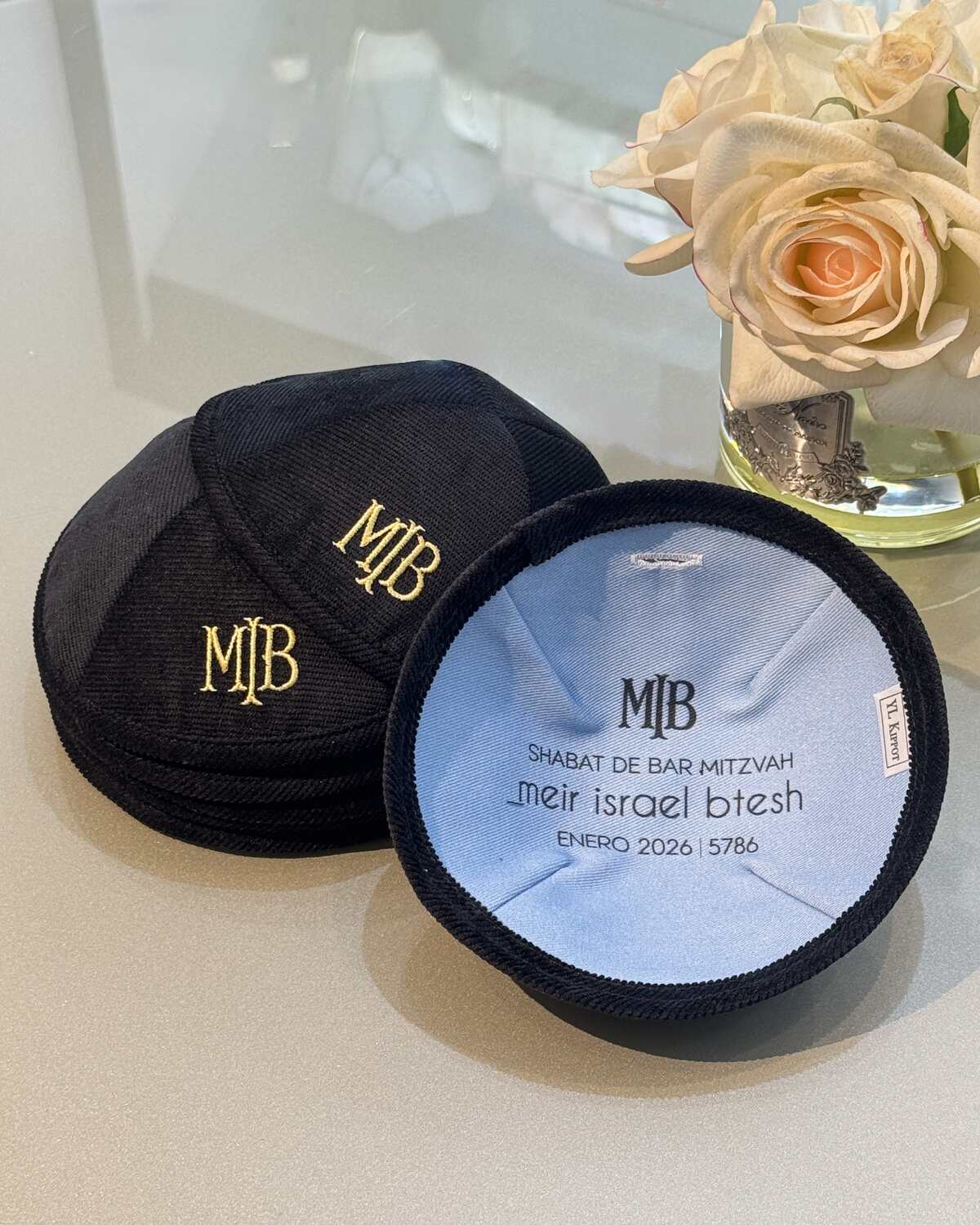 Bar mitzvah kippot de gamuza azul marino con monograma bordado en dorado