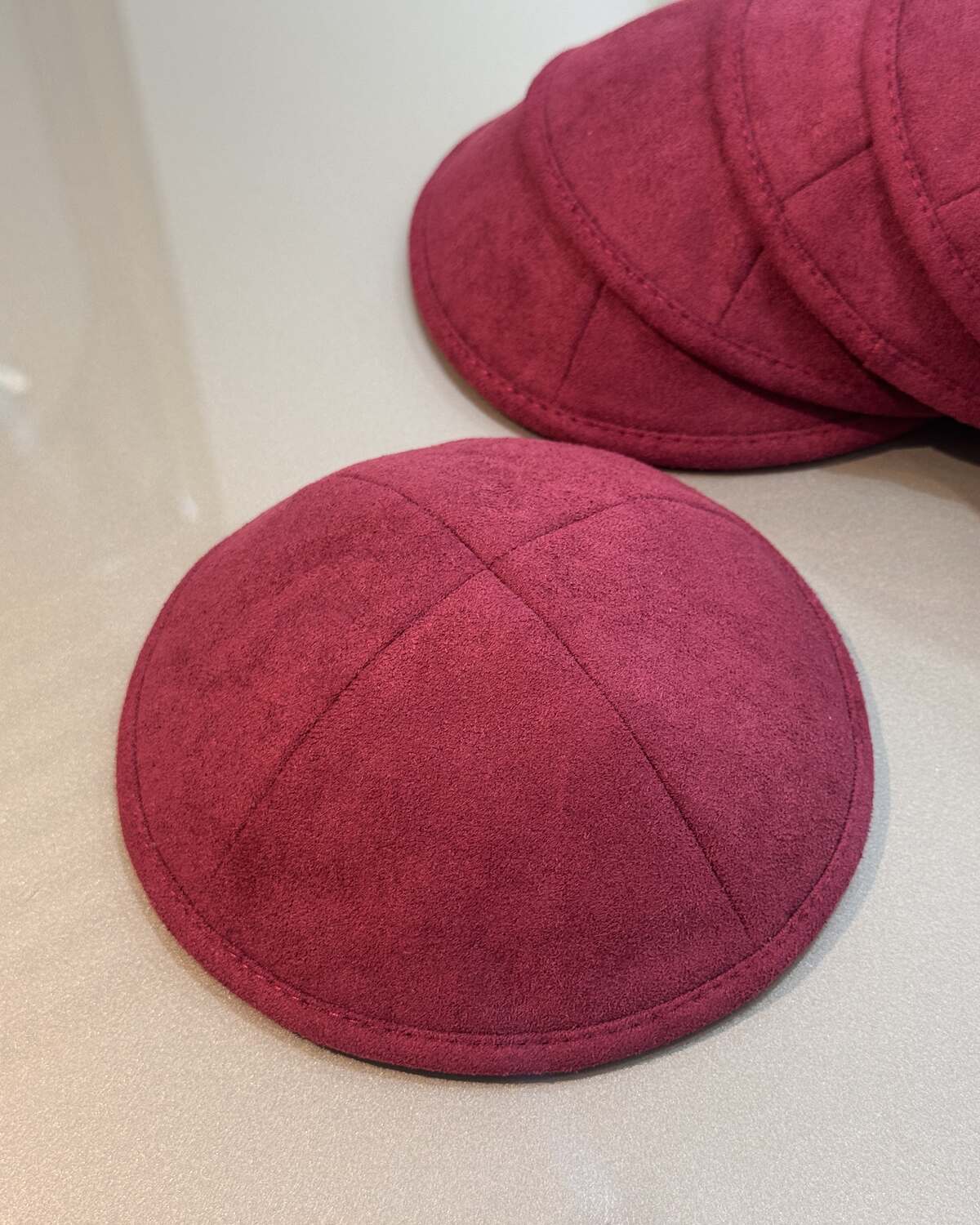 Custom yarmulkes de cuero coñac con costura visible para boda