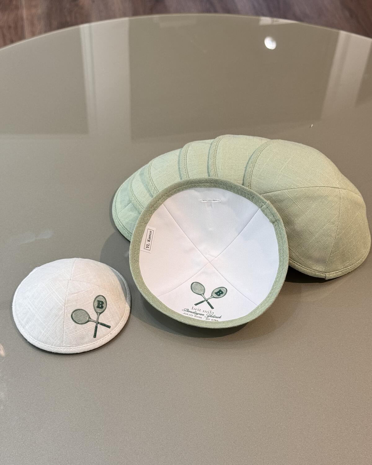 Kippot personalizadas en talla adulto e infantil con el mismo bordado