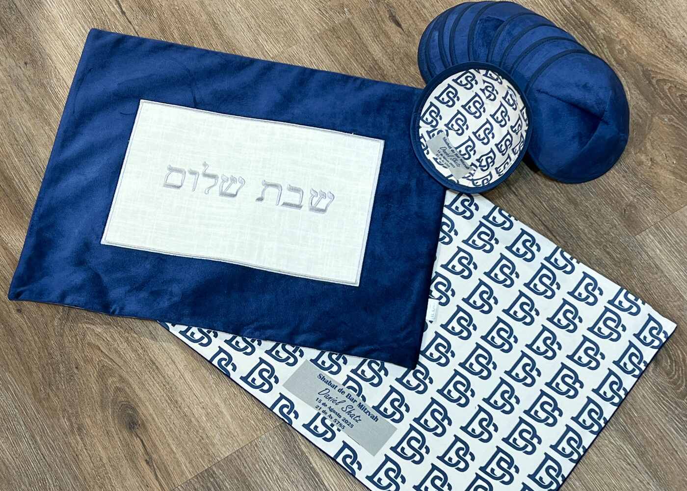Set de kippot azul marino y challah cover bordado para bar mitzvah