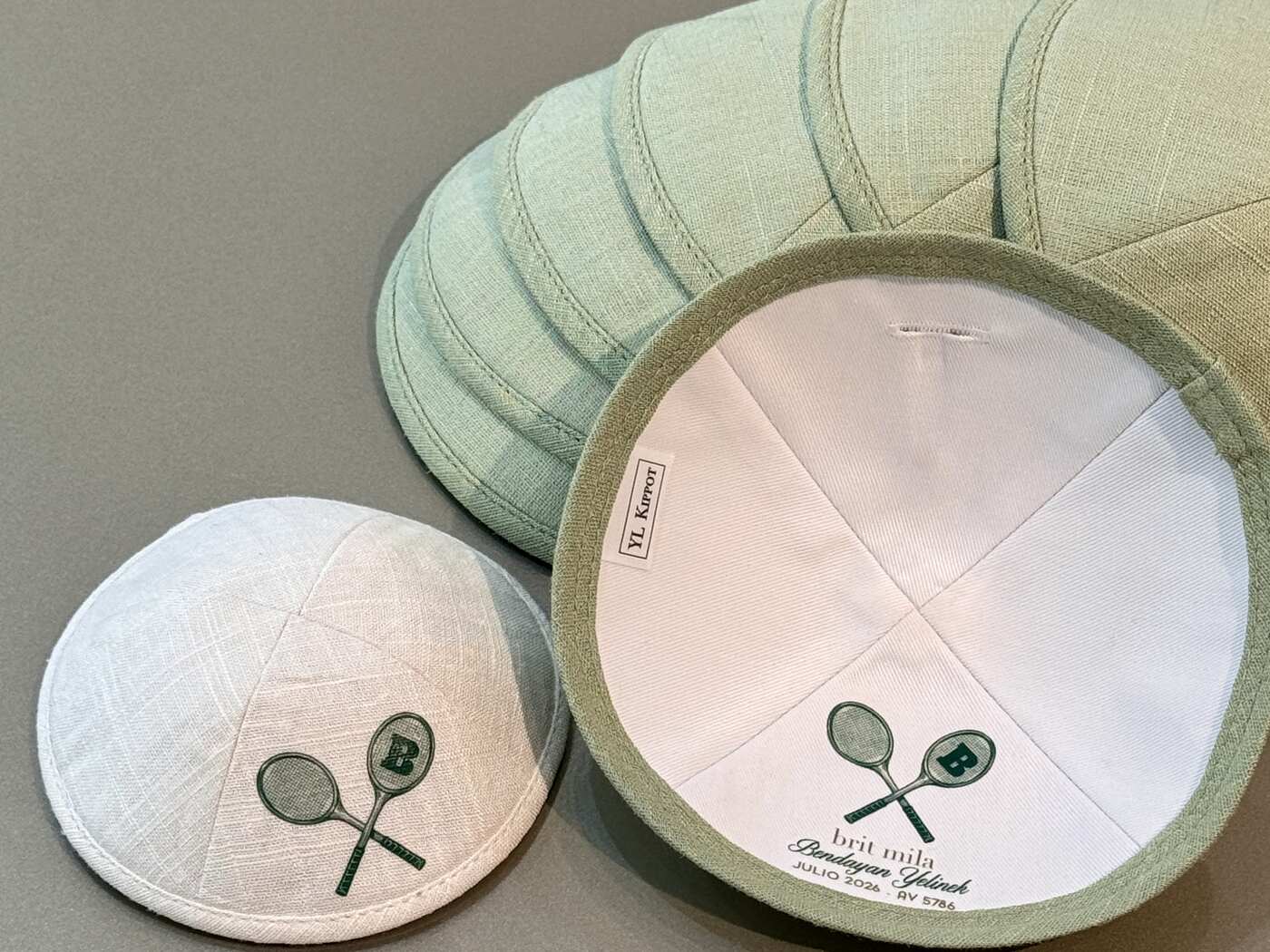 Muestrario de gamuza, satín, terciopelo y cuero para elegir custom kippot