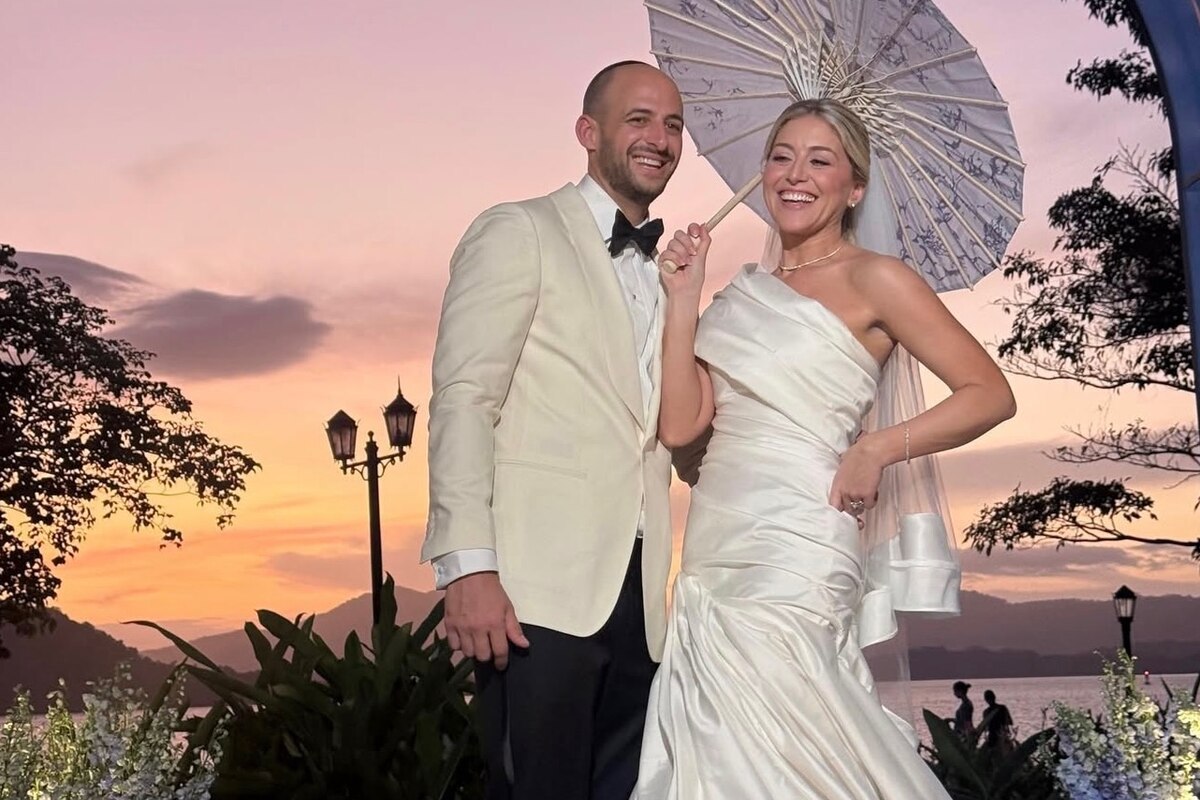 Invitados con kippot personalizadas marfil bajo la jupá en una boda real